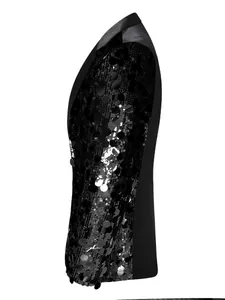 Dettaglio laterale di un blazer nero da uomo con grandi paillettes lucide per feste