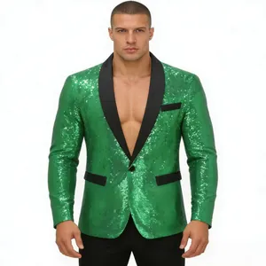 Detail van een glanzende groene paillettenblazer voor heren met klassieke zwarte sjaalkraag