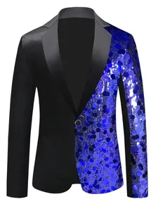 Dettaglio del contrasto tra paillettes blu e tessuto nero su questo blazer da uomo
