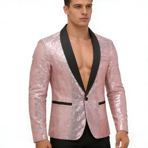 Gedetailleerde close-up van een roze herenblazer met pailletten en een zwarte sjaalkraag.