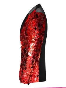 Dettaglio laterale di blazer da uomo per performance con paillettes rosse e revers nero.