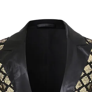 Detailopname van heren blazer met gouden ruitvormige lovertjes en satijnen reverskraag