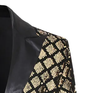 Detailweergave van gouden ruitvormige pailletten op een zwarte heren podiumblazer.