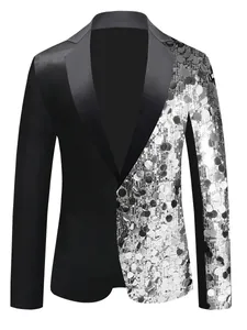 Dettaglio blazer da uomo con paillettes argento e tessuto nero per feste ed eventi.
