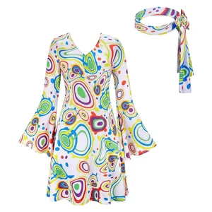 Das 70er Jahre Hippie Disco Kostümset enthält ein bedrucktes Kleid und ein Stirnband.