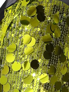 Primo piano delle paillettes verde lime su una giacca da uomo elegante per eventi