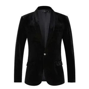 Vista dettagliata del blazer slim in velluto nero con rever a scialle