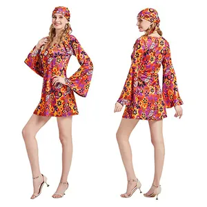Detaillierte Ansicht eines 70er Jahre Hippie Disco Kostüms mit Kleid und Kopftuch.