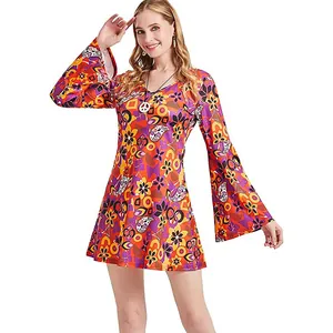 Frau trägt ein buntes 70er Jahre Hippie-Disco-Minikleid mit lebhaften Blumenmustern