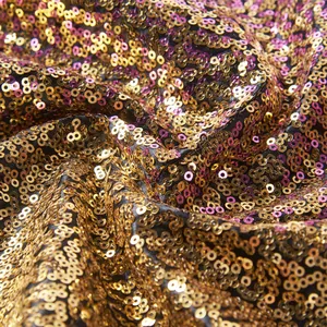 Detailopname van luxe goud en paars verloop lovertjes voor podium blazer heren jasje
