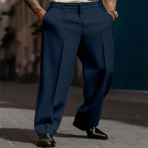 Détail d'un pantalon de costume bleu foncé pour homme à coupe droite en extérieur.