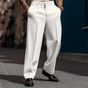Détail d'un pantalon de costume blanc pour hommes avec une coupe droite élégante