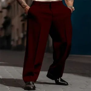 Vue détaillée d'un élégant pantalon de costume bordeaux pour homme, coupe droite et poches latérales
