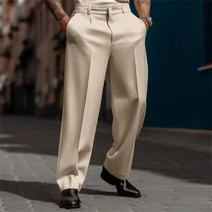 Détail rapproché d'un pantalon de costume beige pour homme à coupe droite et ajustée chic