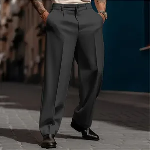 Vue détaillée d'un pantalon habillé gris foncé pour homme montrant la coupe et le tissu