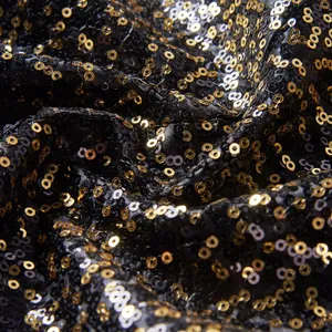 Macro-detail van zwarte en gouden pailletten op een heren blazer voor het podium