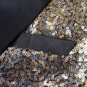 Macro close-up van gouden en zilveren pailletten op een heren blazer met satijnen rand
