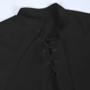 Nahaufnahme eines mittelalterlichen schwarzen Gothic-Hemdes mit modischem Schnürkragen.