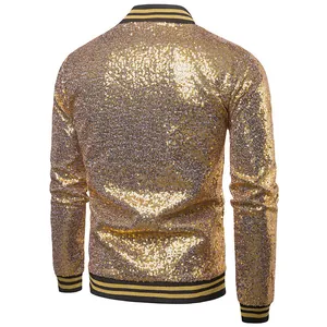 Detailansicht der Rückseite einer Herren-Bomberjacke mit goldener Paillettenverzierung.