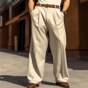 Dettaglio dei pantaloni da abito beige a gamba larga da uomo con pieghe e drappeggio