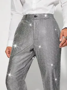 Vue détaillée des pantalons à paillettes argentées pour les spectacles et soirées festives