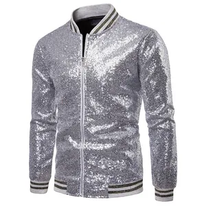 Detailansicht einer Herren-Bomberjacke mit silbernen Pailletten und Streifenbündchen.