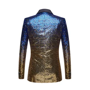 Achteraanzicht van een stijlvolle herenblazer met blauw-gouden paillettenverloop voor podium