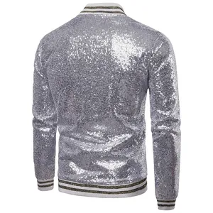Detaillierte Rückansicht einer silbernen Paillettenjacke für Bühnenauftritte und Shows