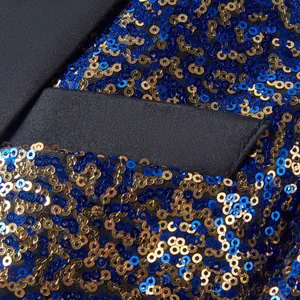 Macro-detailopname van de blauwe en gouden pailletten van een heren podium blazer.