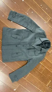 Professioneller grauer Wollmantel für Herren mit stilvollem Doppelkragen-Detail