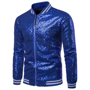 Detailaufnahme der blau funkelnden Pailletten-Bomberjacke für Herren-Bühnenauftritte