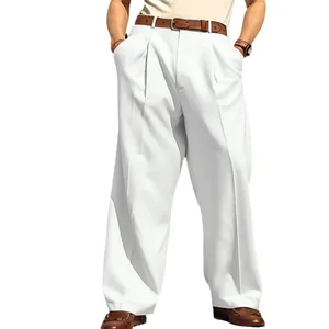 Pantaloni bianchi a gamba larga con pieghe da uomo, ideali per un look street casual moderno.