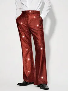 Détail du pantalon à carreaux rouge pailleté pour les spectacles et les soirées.