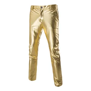 Volledig zicht op de glanzende gouden metallic herenbroek voor optredens en feesten.