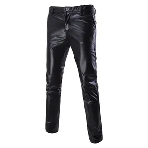 Gedetailleerde weergave van glanzende zwarte slim-fit broek voor modieuze podiumkleding