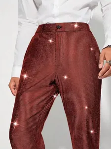 Vue détaillée d'un pantalon à carreaux pailleté rouge pour homme pour fête.