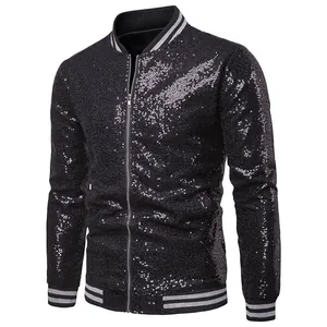 Nahaufnahme einer schwarzen Herren-Paillettenjacke mit gestreiften Bündchen und Kragen