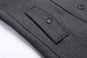 Nahaufnahme der Tasche und Wollstofftextur eines grauen Herren-Businessmantels