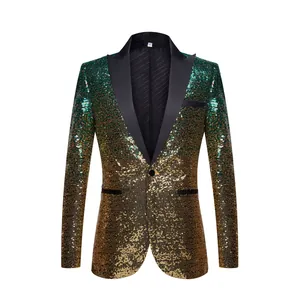 Vooraanzicht van de herenblazer met groen-gouden pailletten voor op het podium