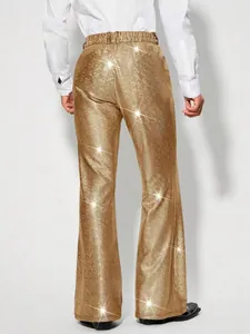 Détail d'un pantalon à carreaux à paillettes dorées pour soirée avec taille élastique