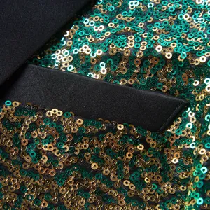Gedetailleerde close-up van de textuur van glanzende groene en gouden lovertjes op jasje