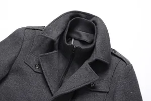 Detailansicht eines Herren-Wollmantels mit stilvollem Doppelkragen und Strickeinsatz