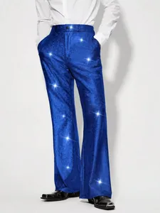 Gros plan sur le pantalon évasé à paillettes bleues pour homme pour la performance