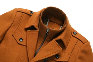 Nahaufnahme eines Business-Wollmantels für Herren mit Doppelkragen und Strickfutter.