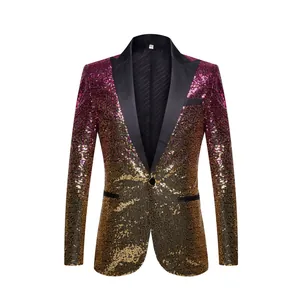 Detailopname van de paars naar gouden paillettenstructuur op deze herenblazer voor podiumgebruik.