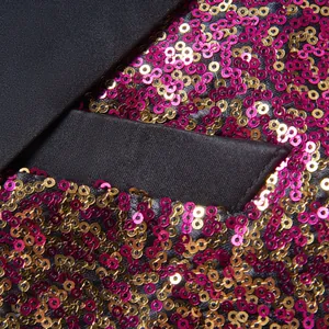 Close-up detail van magenta en gouden lovertjes op een herenpodium blazerjasje