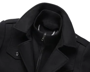Nahaufnahme eines Herren Business Wollmantels in Schwarz mit modischem Doppelkragen-Design.