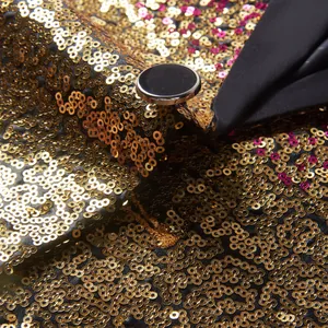 Macrodetail van de goud- en roze pailletten op een herenjasje voor optredens.