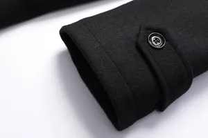 Makrodetail der Manschette eines schwarzen Business-Wollmantels mit dekorativem Knopf