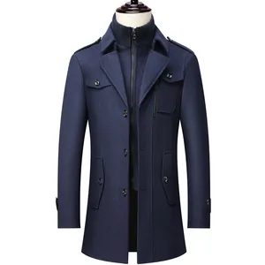 Marineblauer Herren-Business-Wollmantel mit Doppelkragen und Schulterklappen auf weiß